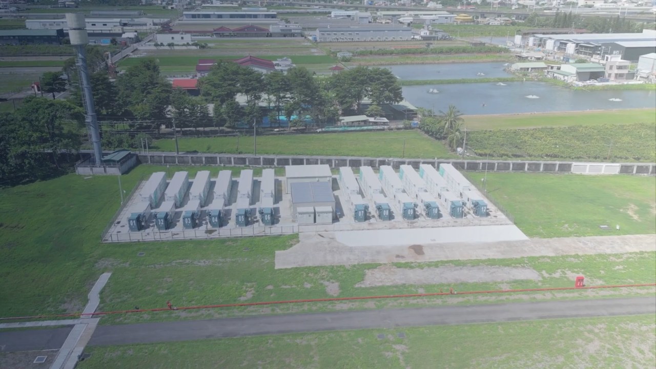 儲能場站空拍，整齊排列的 BESS 貨櫃與周邊電力設施