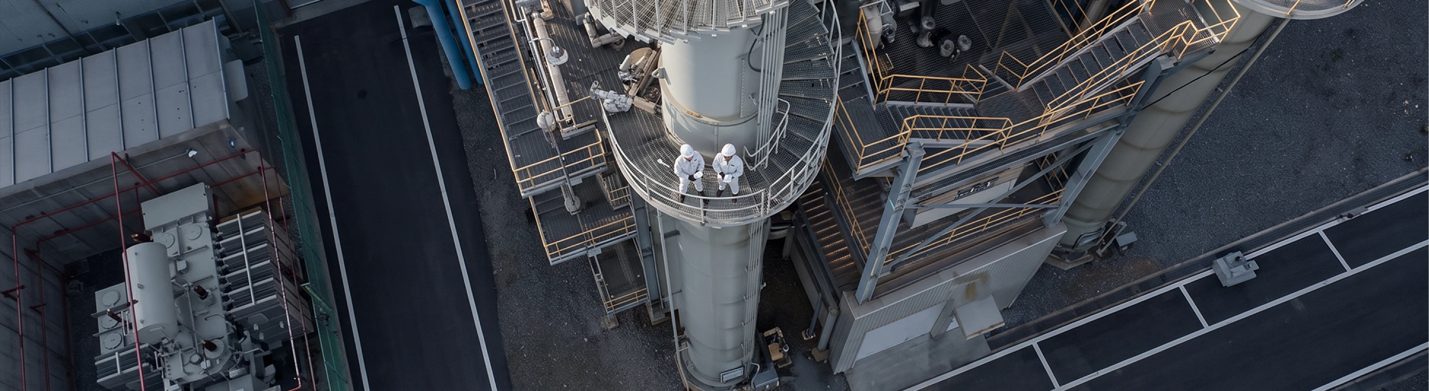 空拍：電廠鋼構與兩位工程人員